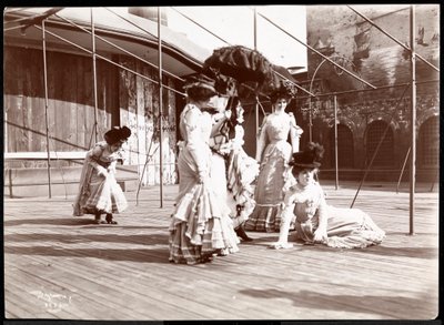 Cinque attrici in costume che provano sul tetto di quello che probabilmente è il New York Theatre, New York, 1900 da Byron Company